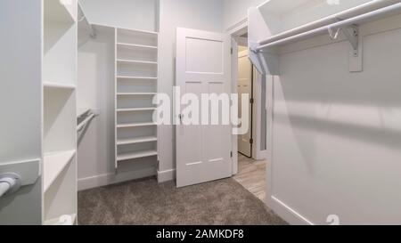 Cornice panoramica interno di una cabina armadio vuota o armadio Foto Stock