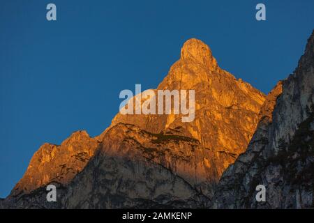 Tramonto mozzafiato sulle cime dolomitiche che si affacciano sul lago di Braies Foto Stock