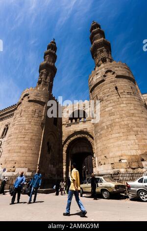 Bab Zuweila, porta sud della città, Bazaar e Street view del vecchio Cairo, area islamica, Egitto, Nord Africa, Africa Foto Stock