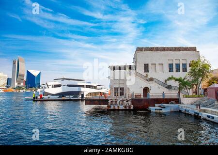 Ricchi scyscraper famosi e yacht sul canale marino Foto Stock