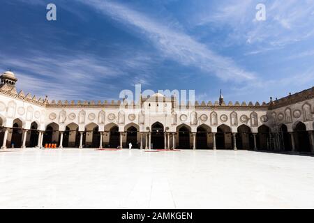 Moschea al-Azhar, cortile con corridoi, area islamica del vecchio Cairo, Cairo, Egitto, Nord Africa, Africa Foto Stock