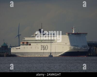 Yacht Cat Zero sul fiume Humber Estuary vicino al P e O Mare del Nord traghetto "orgoglio di Rotterdam" al suo posto di ormeggio vicino a King George Dock nella parte est di Hull, Regno Unito Foto Stock