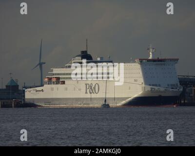 Yacht Cat Zero sul fiume Humber Estuary vicino al P e O Mare del Nord traghetto "orgoglio di Rotterdam" al suo posto di ormeggio vicino a King George Dock nella parte est di Hull, Regno Unito Foto Stock