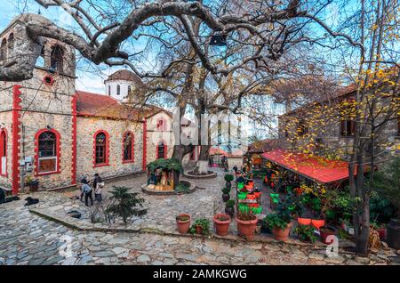 Il pittoresco villaggio greco a monte Olimpo. Ha preso il suo nome dalla chiesa di San Panteleimona che sorge nella piazza centrale della villa Foto Stock