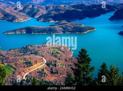 Bellissimo panorama sul lago di Plastiras nella Grecia centrale. Foto Stock