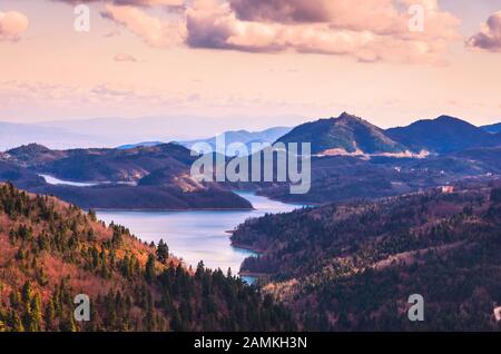 Bellissimo panorama sul lago di Plastiras nella Grecia centrale. Foto Stock