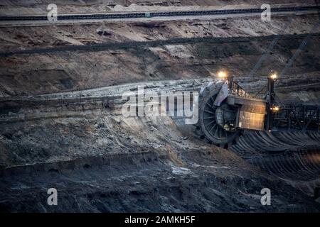 14 gennaio 2020, Renania settentrionale-Vestfalia, Elsdorf: Macchine minerarie lavorano nella miniera di lignite di Hambach. I negoziati con le società di lignite sulla compensazione per la chiusura delle centrali a carbone si sono trascinati più a lungo del previsto. Le decisioni potrebbero essere prese questa settimana. È previsto un incontro tra gli operatori delle centrali elettriche e il governo tedesco, nonché un incontro al vertice tra i primi ministri dei paesi produttori di carbone e il Cancelliere Merkel (CDU) il 15th gennaio. Foto: Federico Gambarini/Dpa Foto Stock