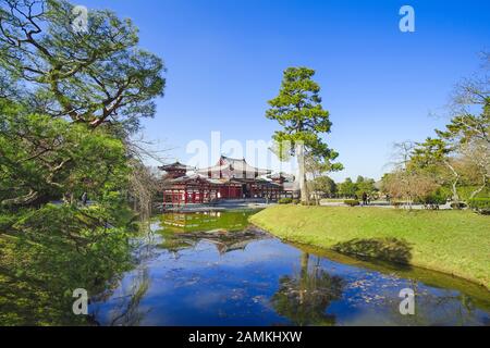 La famosa Phoenix Hall o Hoodo Hall nel tempio di Byodoin (Byodo-in) a Uji City, Kyoto, Giappone. Foto Stock