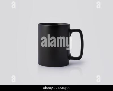 Tazza in ceramica nera su sfondo bianco. Bicchiere per bevande bianche per il tuo design Foto Stock