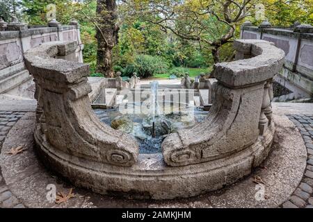 Fontana cascata nel Giardino Botanico di Trastevere, Roma Italia Foto Stock