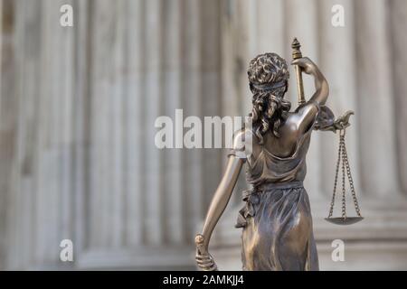 La statua di giustizia Themis o Justitia, la dea bendata della giustizia contro un ordine ionico colonnato, come un concetto giuridico Foto Stock