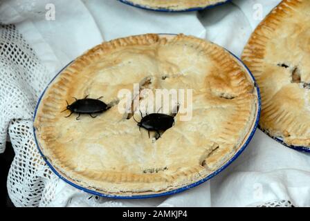 Una torta al forno di Goth in vendita in una panetteria. Per il fine settimana della Goth Convention a Whitby, North Yorkshire. Regno Unito Foto Stock