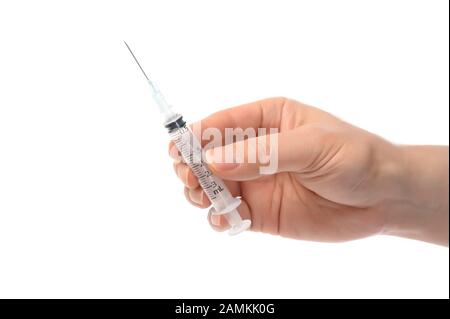 Primo piano della mano dell'uomo che tiene una siringa Foto Stock