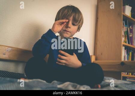 Cyber bullismo concetto - ragazzo depresso con telefono e commenti negativi Foto Stock