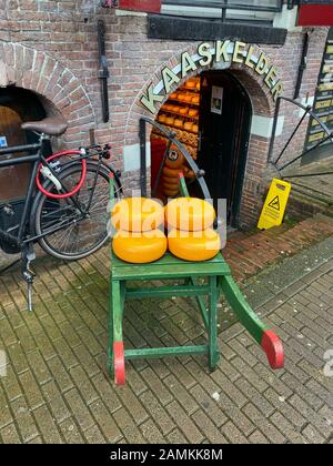 Amsterdam, Paesi Bassi - Ottobre 2,2019: Henri Willig negozio di formaggio. Per oltre 40 anni, Henri Willig è stata la produzione di formaggi tradizionali nella propria c Foto Stock