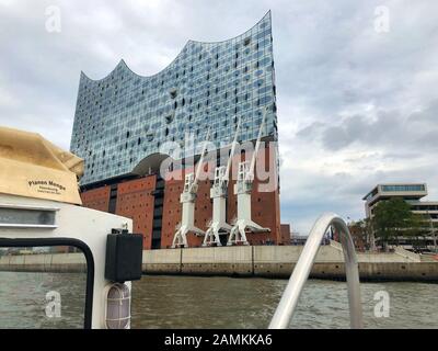 Amburgo, Germania - 17 agosto 2018: Vista della Filarmonica dell'Elba una sala concerti nel quartiere Hafen City di Amburgo e sul fiume Elba. Foto Stock