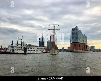 Amburgo, Germania - 17 agosto 2018: Vista della Filarmonica dell'Elba una sala concerti nel quartiere Hafen City di Amburgo e sul fiume Elba. Foto Stock