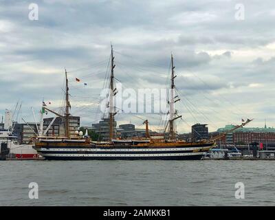 Amburgo, Germania - agosto 17,2018: Amerigo Vespucci nave. Questa nave a vela della marina militare costruito come nave scuola per la formazione di ufficiali stude Foto Stock