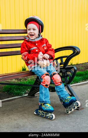 Bambini di 5 anni sul banco di riposo dopo la rullatura Foto Stock