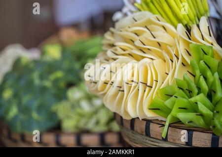 Verdure appena tagliate su bastoni di legno, pronte per essere grigliate sulla strada nel quartiere musulmano, Xian città, Cina Foto Stock