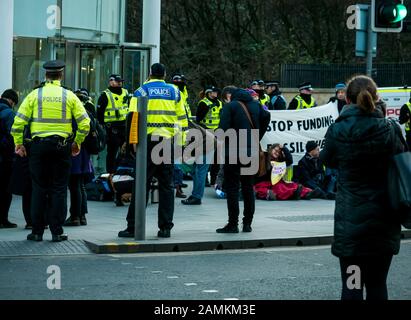 Leith Street, Edimburgo, Scozia, Regno Unito, 14 gennaio 2020. Estinzione della ribellione: parte della campagna per la settimana lunga azione contro le società nei combustibili fossili dell'industria. Gli attivisti target società finanziarie Baillie Gifford da prima dell'alba, che gestiscono il MSP fondo pensione che include azioni della compagnia petrolifera Shell. Vi è una grande presenza di polizia per mantenere la situazione in ordine Foto Stock