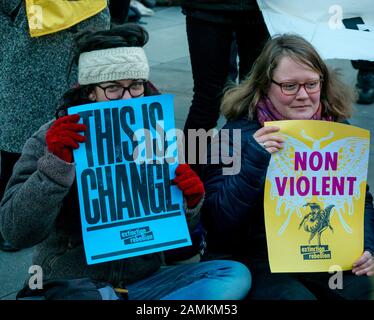 Leith Street, Edimburgo, Scozia, Regno Unito, 14 gennaio 2020. Estinzione della ribellione: parte della campagna per la settimana lunga azione contro le società nei combustibili fossili dell'industria. Gli attivisti blocco società finanziaria Baillie Gifford da prima dell'alba, che gestiscono il MSP fondo pensione che include azioni della compagnia petrolifera Shell Foto Stock