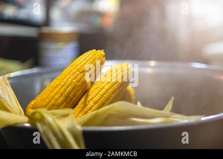 Mais appena evaporato in una ciotola di metallo per la vendita sul mercato della strada in piccola città, Cina Foto Stock