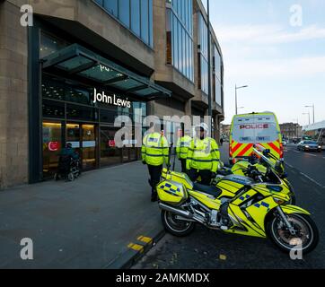 Leith Street, Edimburgo, Scozia, Regno Unito, 14 gennaio 2020. Ribellione all’estinzione: Parte dell’azione della campagna contro le aziende del settore dei combustibili fossili della durata di una settimana. Gli attivisti si rivolgono alla società finanziaria Baillie Gifford da prima dell'alba, che gestisce il fondo pensioni MSP che include azioni della società petrolifera Shell. C'è una grande presenza di polizia per mantenere la situazione in ordine accanto al grande magazzino John Lewis di fronte alla strada Foto Stock