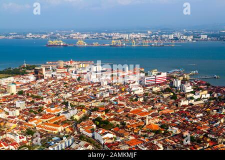 Veduta aerea della citta' di Georgetown dalla cima della Torre Kuntar in Georgetown, Isola di Penang, Malesia guardando verso Butterworth e il Stra Foto Stock