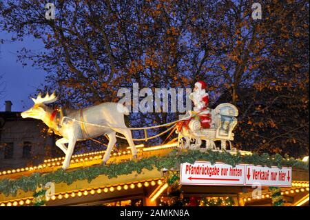 La slitta di San Nicola con renne su un banco di bevande al mercatino di Natale a Sendlinger Tor. [traduzione automatizzata] Foto Stock