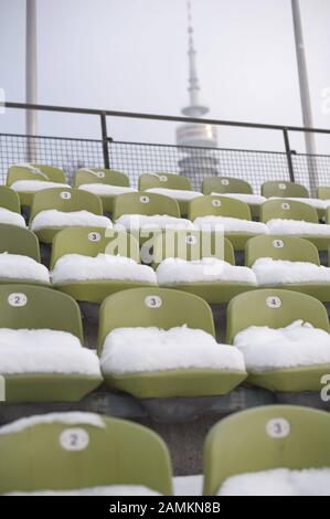 Posti a sedere innevati nello Stadio Olimpico di Monaco, sullo sfondo della Torre Olimpica. [traduzione automatizzata] Foto Stock