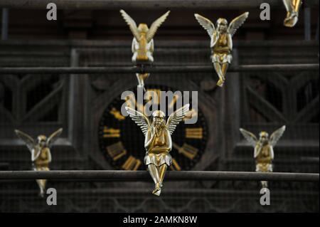 Angeli custodi d'oro siedono sul ponteggio nella Heilig Kreuz Kirche su Giesinger Berg, che è attualmente in fase di ristrutturazione. [traduzione automatizzata] Foto Stock