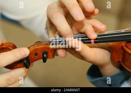 La mano dei bambini sul violino al giorno aperto della scuola di musica Geretsried. [traduzione automatizzata] Foto Stock