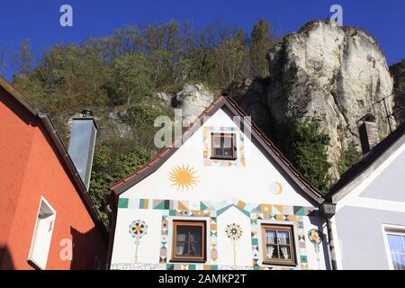 Fila di case nel pittoresco villaggio di Kallmünz sotto le rocce prominenti di roccia giurassica nella valle di Naab, Baviera, Germania, Europa. [traduzione automatizzata] Foto Stock