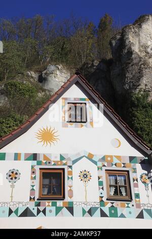 Facciata casa colorfully dipinta nel pittoresco villaggio di Kallmünz sotto le rocce prominenti di roccia giurassica nella valle di Naab, Baviera, Germania, Europa. [traduzione automatizzata] Foto Stock