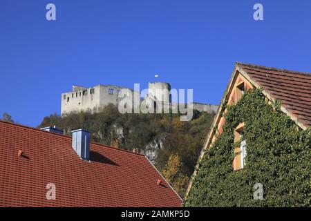 Veduta del pittoresco villaggio di Kallmünz con il suo castello medievale sul fiume Naab, Baviera, Germania, Europa [traduzione automatizzata] Foto Stock