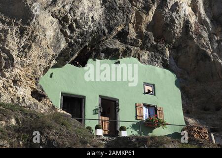 La 'casa senza tetto' nel pittoresco villaggio di Kallmünz sotto le rocce prominenti di roccia giurassica nella valle di Naab, Baviera, Germania, Europa. [traduzione automatizzata] Foto Stock