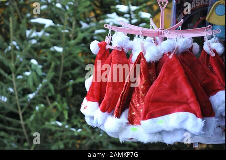 Stand di vendita con berretti di Babbo Natale sul mercato di Natale a Weißenburger Platz a Haidhausen . [traduzione automatizzata] Foto Stock