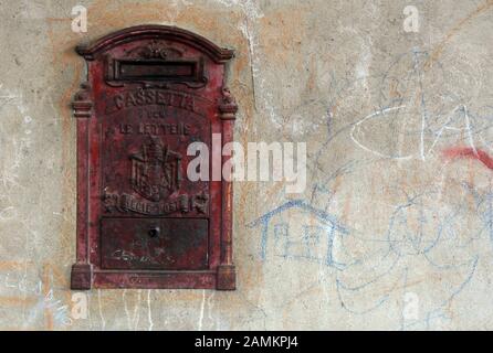 Cassetta postale italiana (Cassetta di lettere) su un muro di casa a Porto Valtravaglia sul Lago maggiore. [traduzione automatizzata] Foto Stock