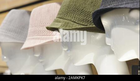 Cappelli sui manichini nel 'Store of the Senses' Ludwig Beck di Monaco. [traduzione automatizzata] Foto Stock