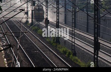 Completamento dell'estensione a 4 binari della linea ferroviaria Augsburg - Monaco: Nella foto un treno di lavoro sta versando zavorra sulla pista di Gernlinden. [traduzione automatizzata] Foto Stock