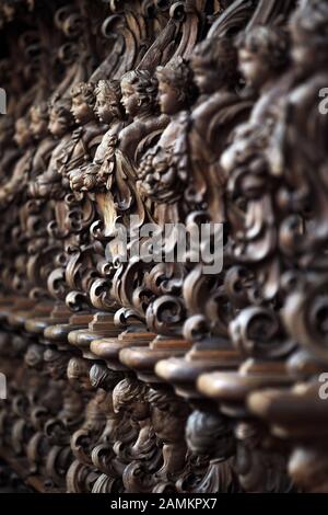 Vista dettagliata delle bancarelle del coro di Ignaz Waibl nella ex certosa imperiale Buxheim a Swabia. [traduzione automatizzata] Foto Stock