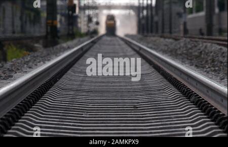 Completamento dell'estensione a 4 binari della linea ferroviaria Augsburg - Monaco: Nella foto un treno di lavoro sta versando zavorra sulla pista di Gernlinden. [traduzione automatizzata] Foto Stock