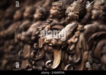 Vista dettagliata delle bancarelle del coro di Ignaz Waibl nella ex certosa imperiale Buxheim a Swabia. [traduzione automatizzata] Foto Stock