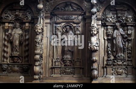 Vista dettagliata delle bancarelle del coro di Ignaz Waibl nella ex certosa imperiale Buxheim a Swabia. [traduzione automatizzata] Foto Stock