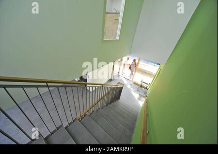 Scala nel blocco di Barthblock del Wohnungsgenossenschaft West a Barthstraße 15 a nel quartiere Schwanthalerhöhe. [traduzione automatizzata] Foto Stock