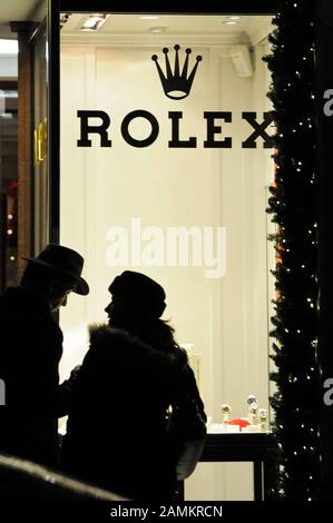 Shopping natalizio di fronte a un negozio di orologi nel centro di Monaco. [traduzione automatizzata] Foto Stock