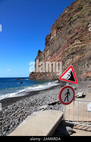 Ancora bloccata strada costiera nel villaggio di Madalena do Mar nella parte occidentale di Madeira, Portogallo, Europa, distrutta dalla tempesta il 21 febbraio 2010 [traduzione automatizzata] Foto Stock