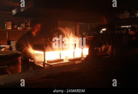 Grill station al fuoco aperto sul mercato medievale di Natale su Wittelsbacherplatz. [traduzione automatizzata] Foto Stock