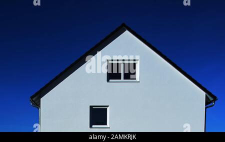 Facciata laterale di una casa indipendente di nuova costruzione a Emmering. [traduzione automatizzata] Foto Stock